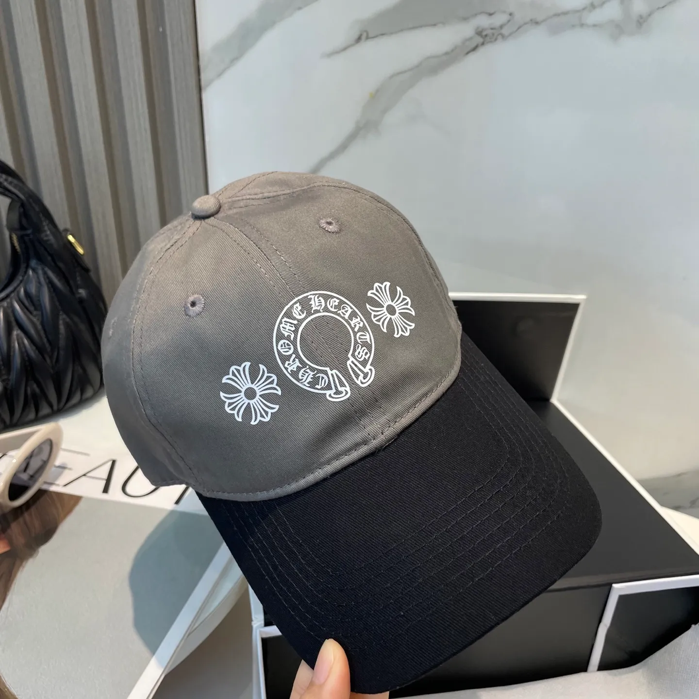 P60 Crow Heart 🆕🆕New color-blocked baseball cap, personalized fashion classic cross logo, casual with a cool feeling, unisex style, same style for men and women! Very easy to match! Head circumference: 56-58cm is available